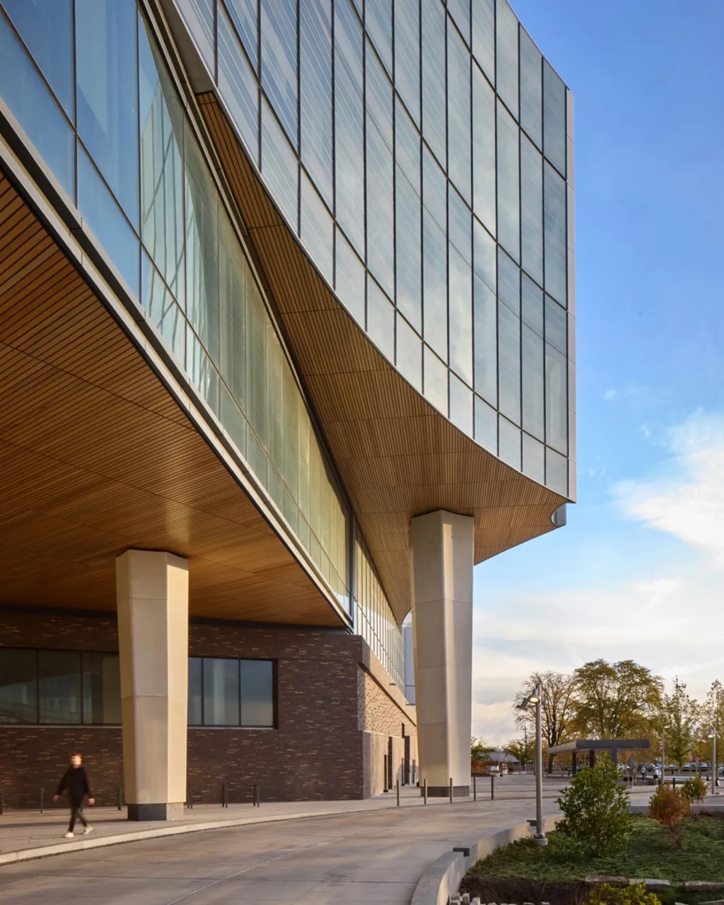 汽车新资讯平台：福特汽车公司旧总部与新总部的转换