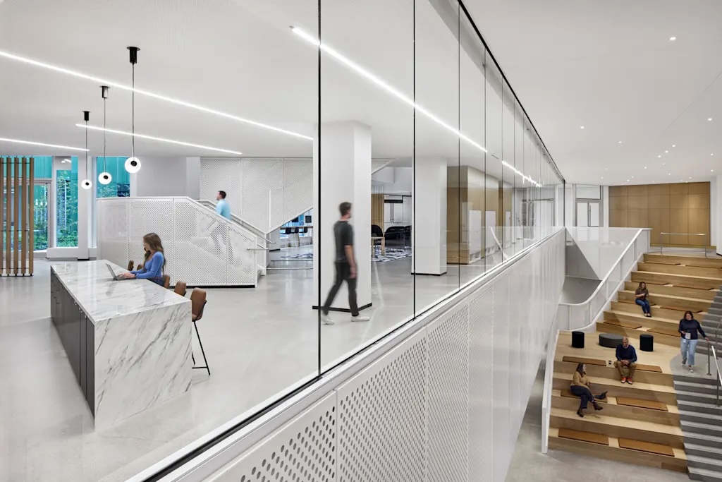 汽车新资讯平台：福特汽车公司新办公地点透明与隐私的平衡