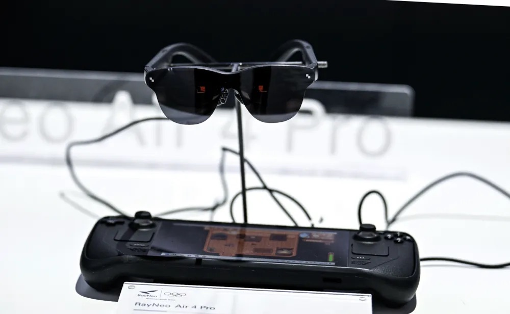 雷鸟CES 2026首发全球首款eSIM双目全彩AR眼镜，加速独立终端落地