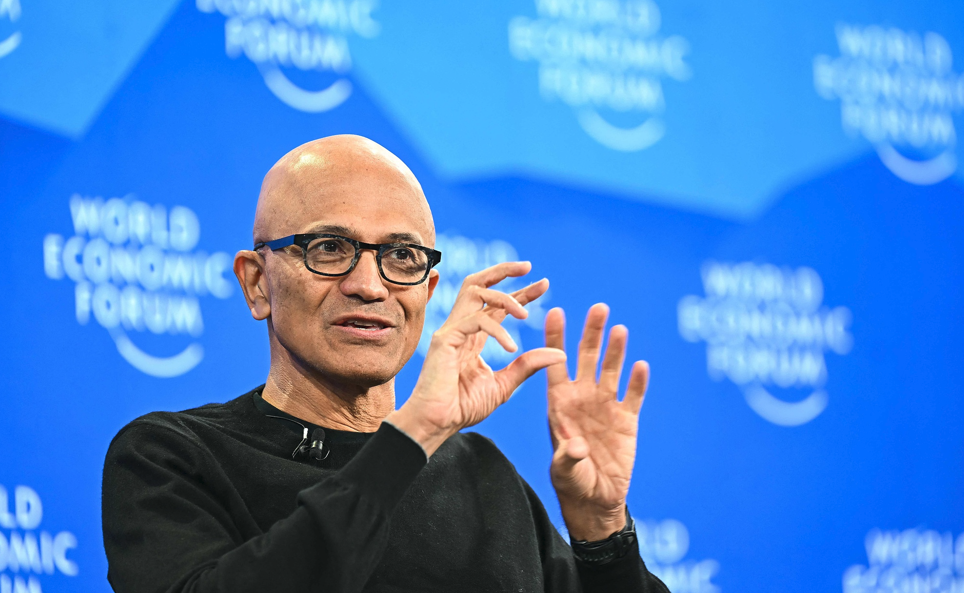 纳德拉达沃斯论AI竞争：能源成本成国家胜负手，欧洲需重拾全球视野