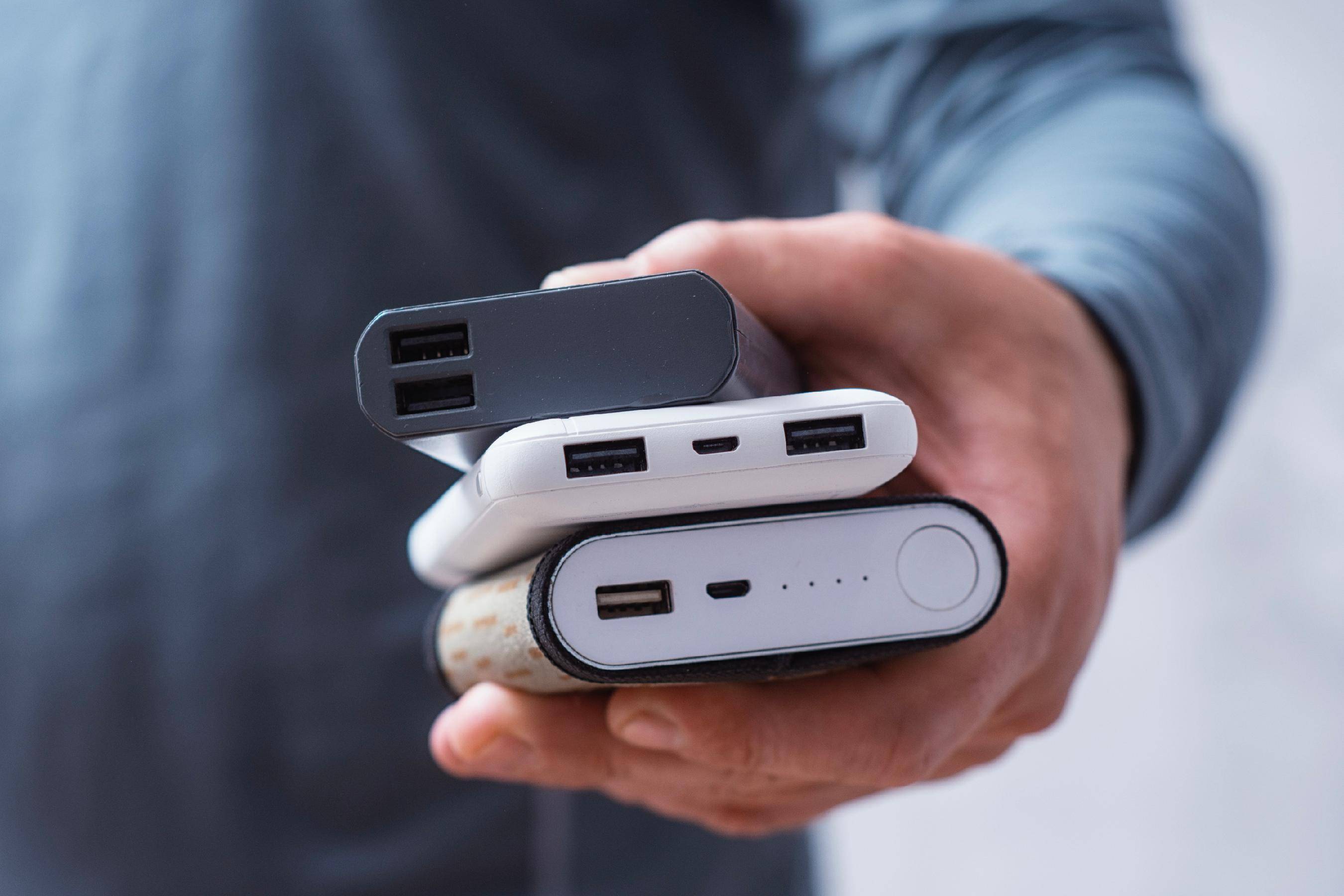 充电宝安全整治风暴：1169起违法案件被查，罗马仕因无证生产与虚标容量被罚