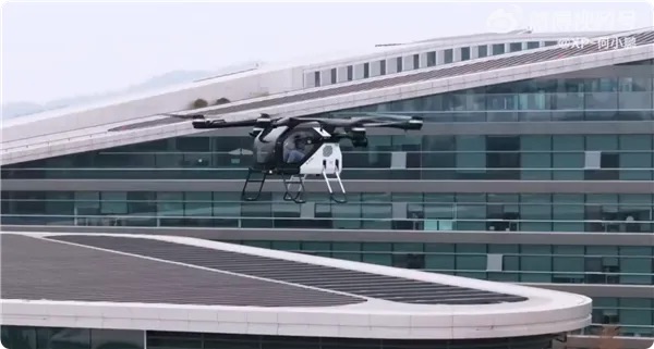 何小鹏乘“陆地航母”空降年会，小鹏飞行汽车迈向量产交付元年