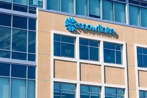 Snowflake与OpenAI达成2亿美元多年期AI合作，企业级AI竞争持续升温