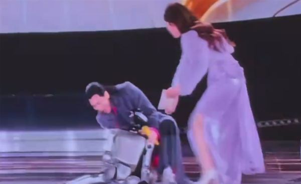 追觅人形机器人年会表演意外摔倒，萧敬腾暖心搀扶引撒贝宁幽默“碰瓷”调侃