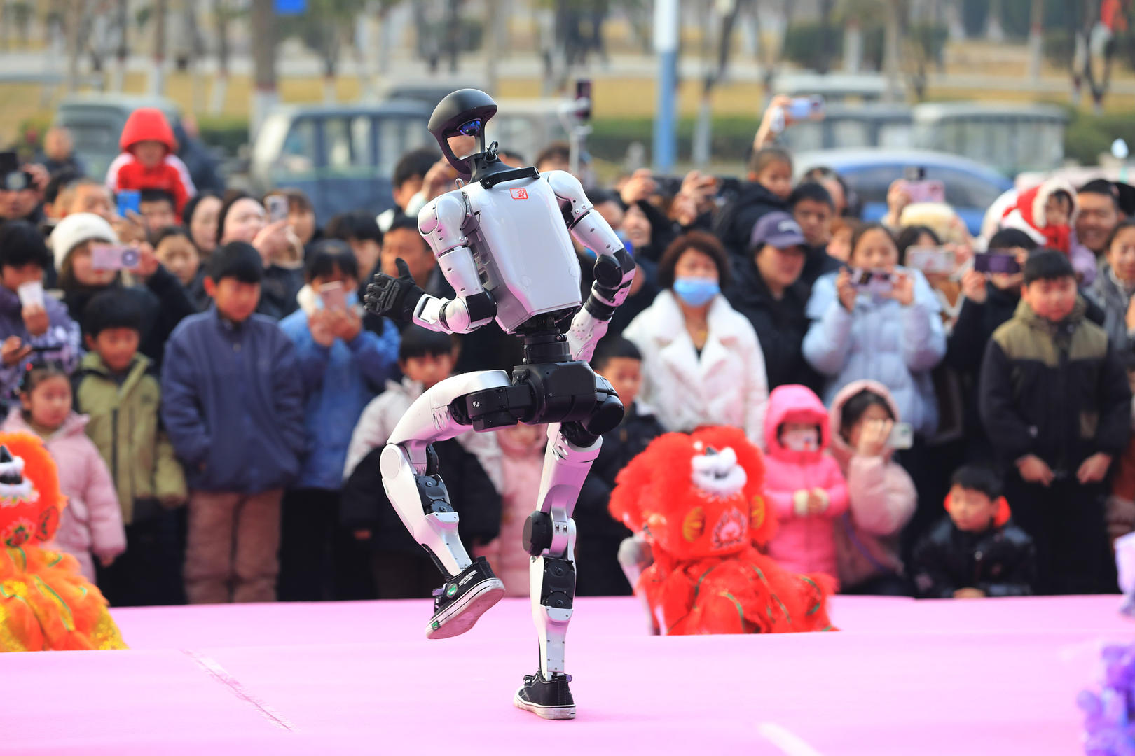 人形机器人春节租赁需求激增 日租价飙升至8000元