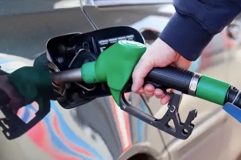 六年巨变：中国汽油车销量腰斩，新能源占比首超半壁江山