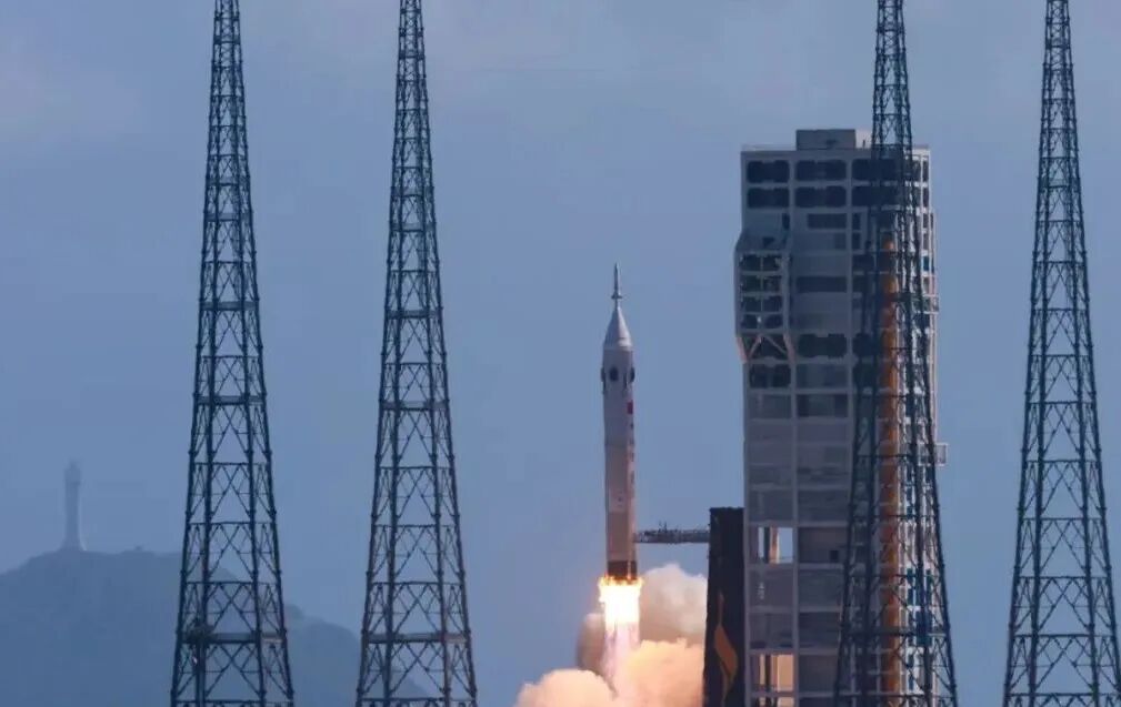 我国载人登月工程迈出关键一步：长征十号与梦舟飞船完成首次最大动压逃逸飞行试验