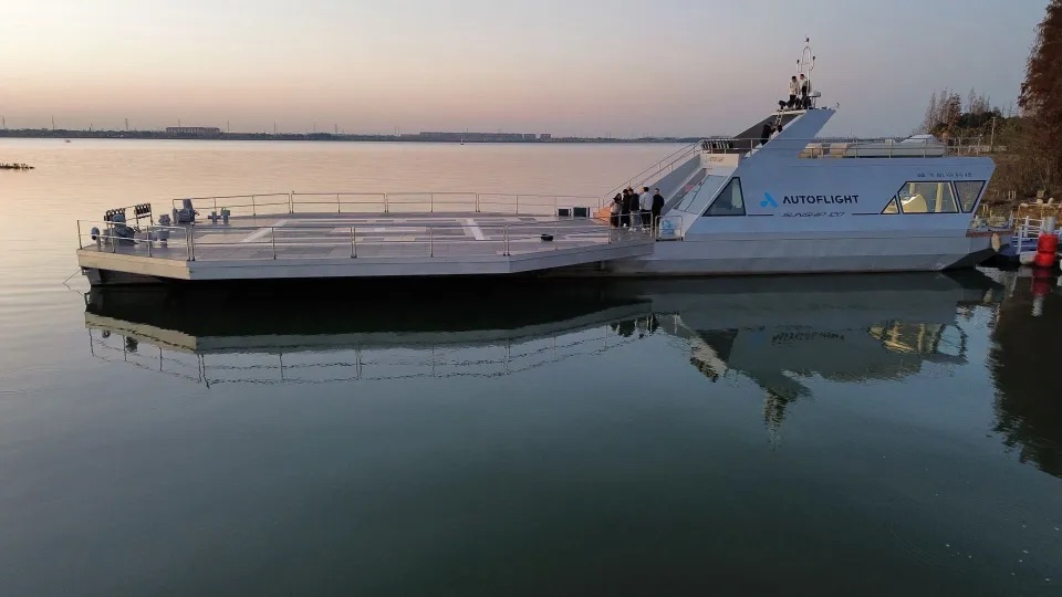 全球首个eVTOL水上机场亮相2026春晚，峰飞航空携宁德时代共建低空零碳生态