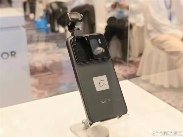 荣耀发布Robot Phone真机，布局具身智能终端并预告2026年推人形机器人