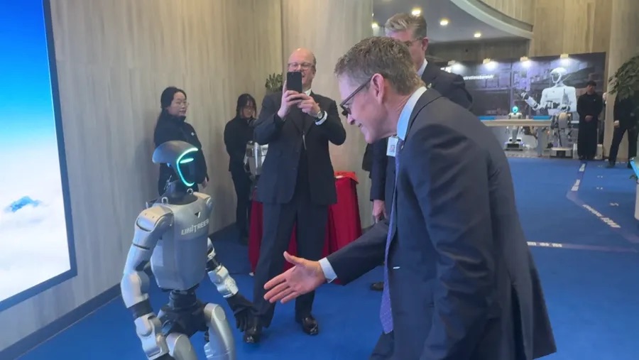 默茨率德企巨头团访杭 宇树科技人形机器人引热议