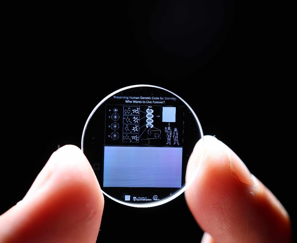 5D“记忆水晶”问世：数据可保存万年，开启永久存储新纪元