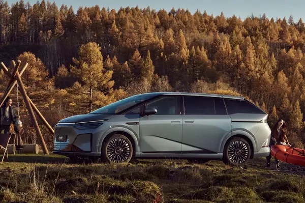 小鹏第二代VLA重塑智驾范式，何小鹏称其具备“老司机直觉”