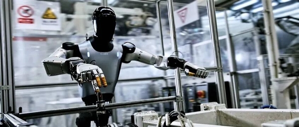 小米人形机器人正式进入汽车工厂“实习”，雷军称五年内将实现批量上岗