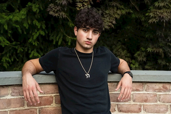 19岁开发者携AI营养应用Cal AI被MyFitnessPal收购，年入超2亿元