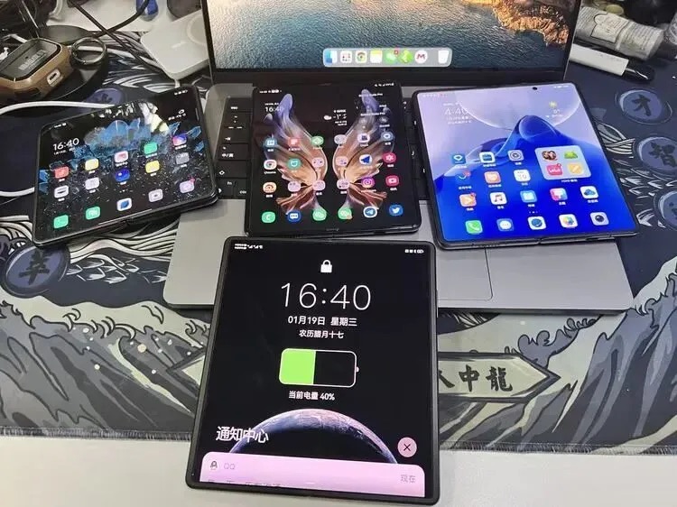 荣耀Magic V6首发亮相，以航空级盾构钢与黑钻屏重塑折叠屏耐用标准