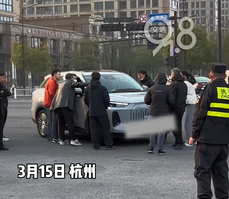 车企“引擎盖上签协议”引众怒，杭州315问题车展现荒诞维权阻截