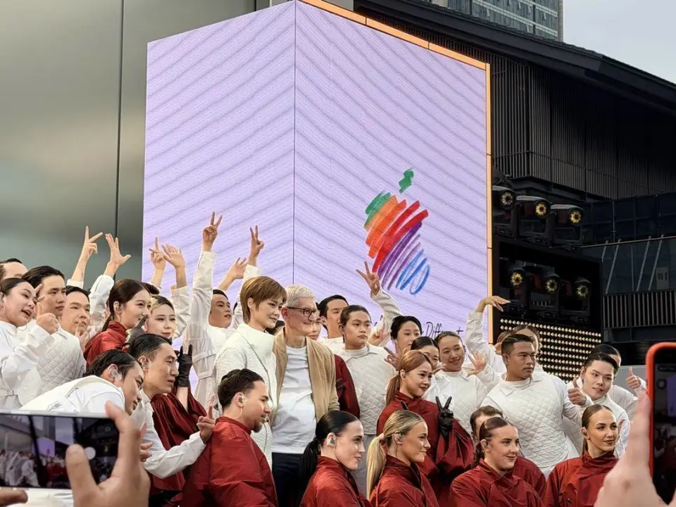 库克现身成都太古里，苹果50周年庆全球第二站落地中国