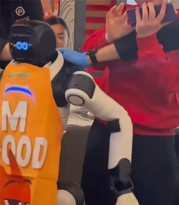 海底捞美国门店人形机器人跳舞失控 三名员工合力难止引发热议