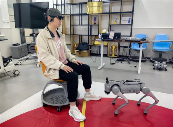 西安交大实现脑控机器狗自主导航 非侵入式脑机接口迈出关键一步