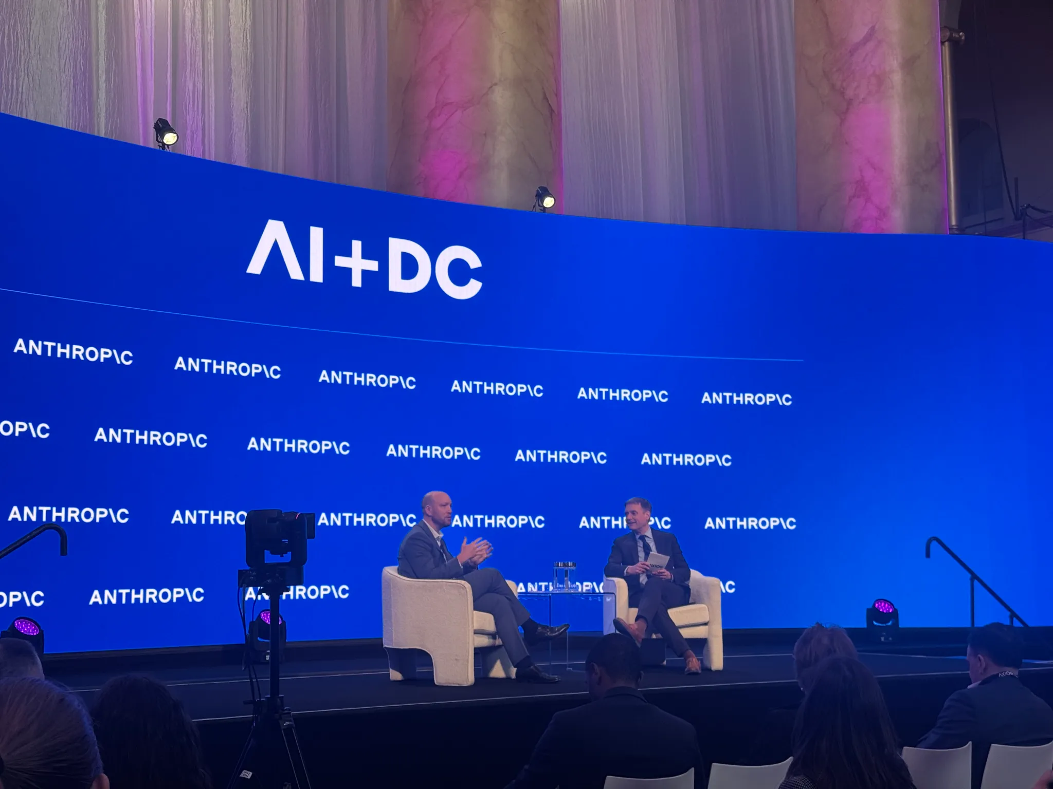 Anthropic最新研究：AI尚未导致大规模裁员，但职场新人已被“隐形冲击”