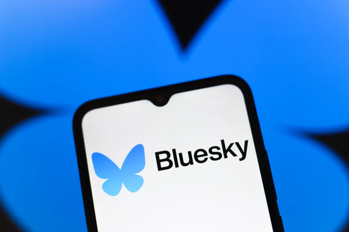 Bluesky推出AI助手Attie：用户可自然语言定制社交信息流，未来支持“氛围编程”构建应用