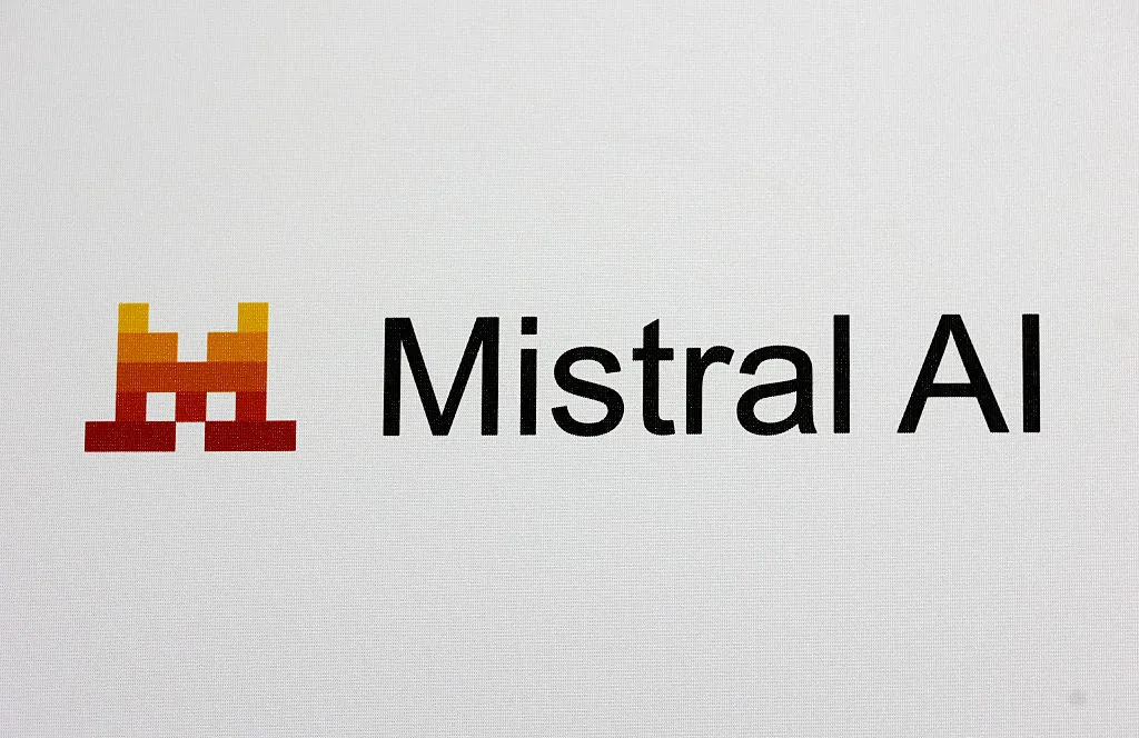 Mistral AI举债8.3亿美元建巴黎AI数据中心，加速欧洲算力布局