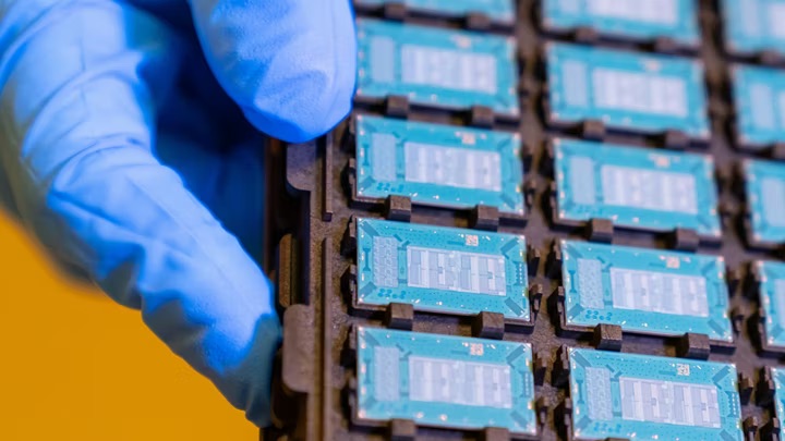 英特尔押注先进封装重启旧厂，谷歌亚马逊或成关键客户