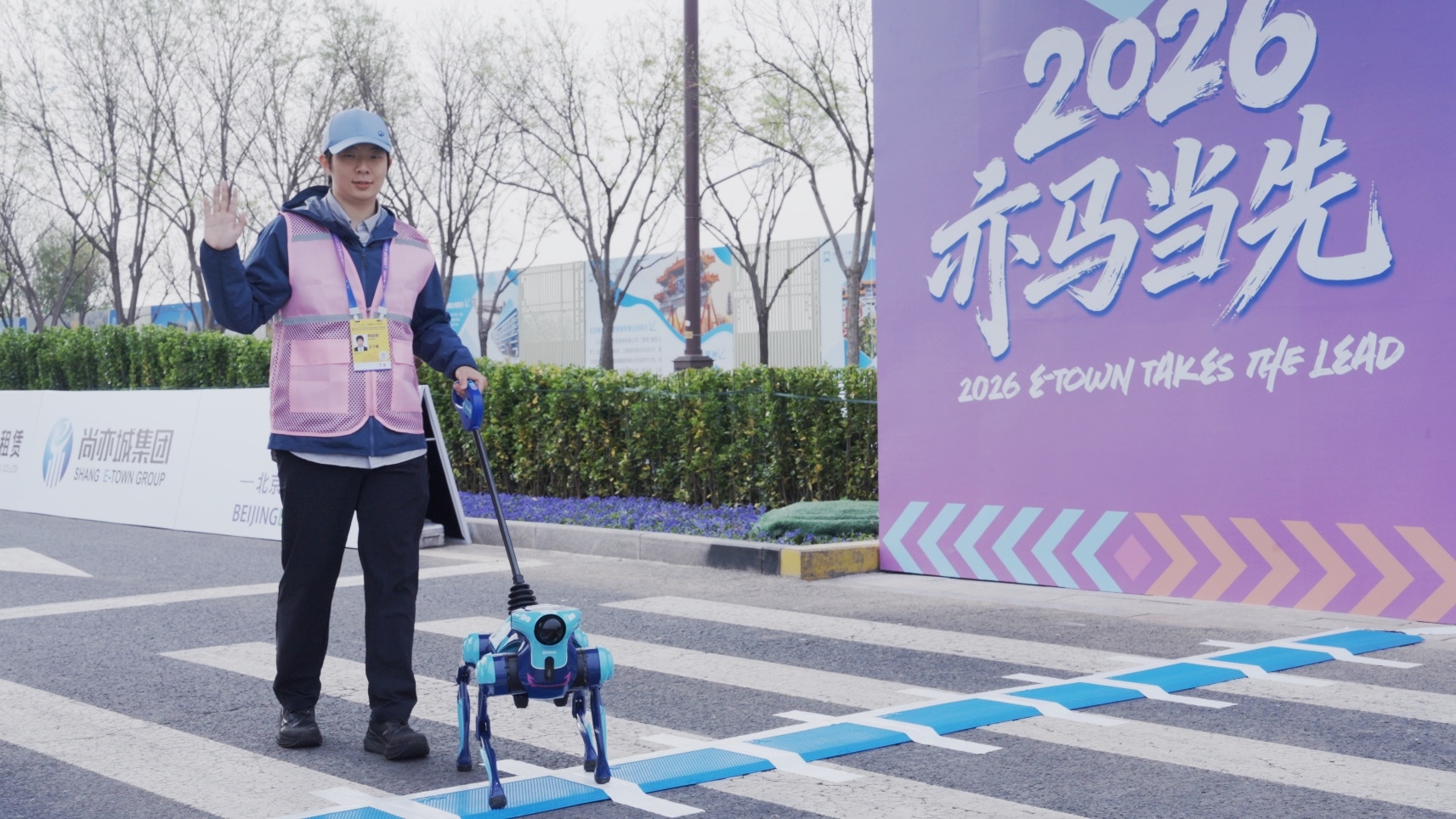 高德发布全球首款开放环境全自主具身机器人“途途”，聚焦智能导盲新突破
