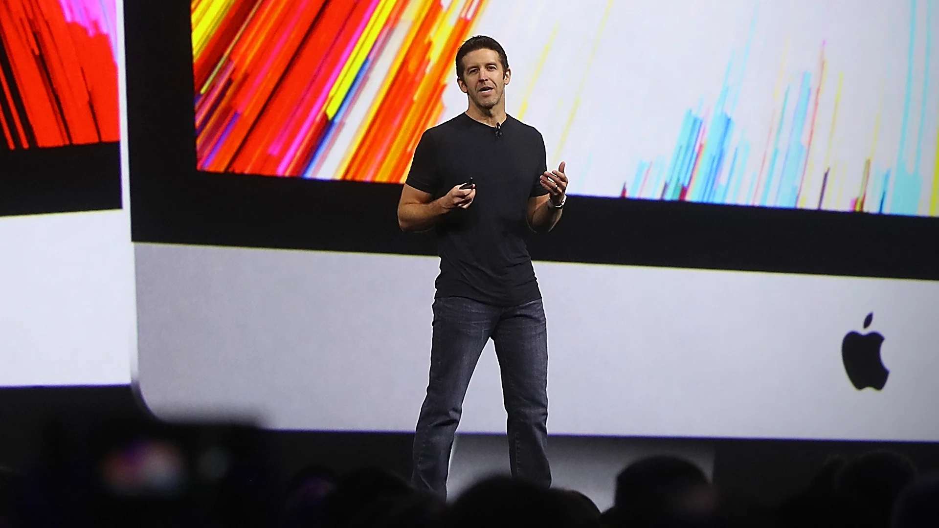 苹果宣布库克卸任CEO，硬件工程主管特努斯接棒