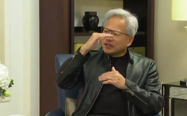 黄仁勋怒斥“AI致裁员论”：这是CEO的懒惰与恐吓