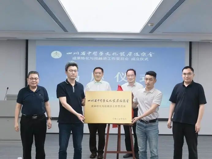 一群人站在台上演讲

AI 生成的内容可能不正确。