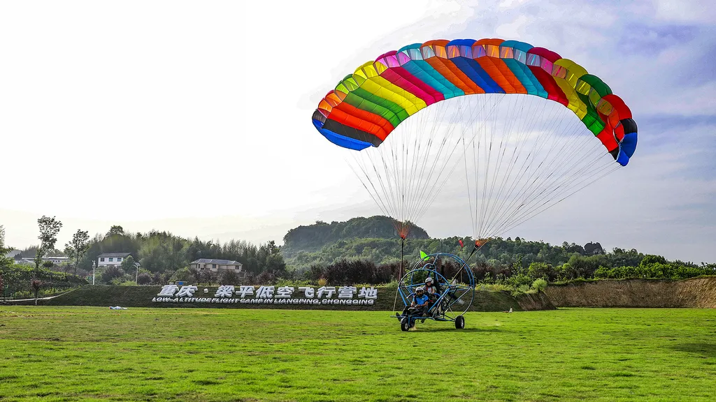 游客在梁平低空飞行营地体验动力滑翔伞飞行项目。 熊伟 摄
