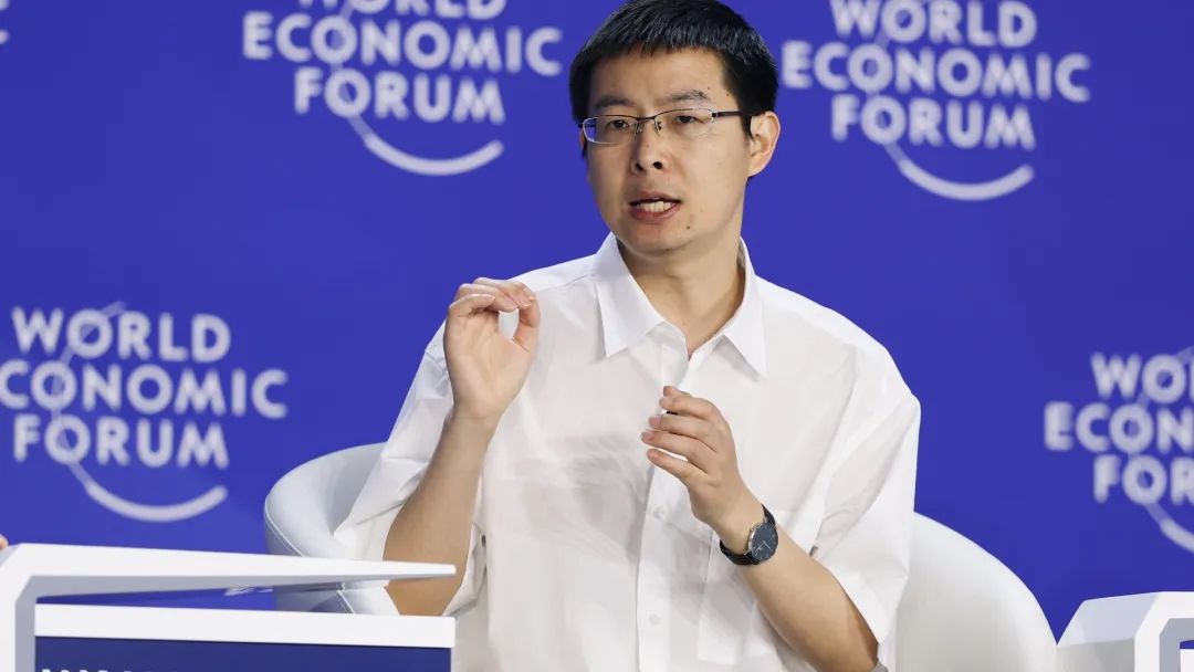 王兴兴亮相夏季达沃斯，透露宇树年营收已超十亿_《财经》客户端