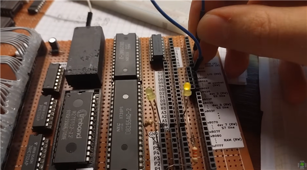 真·手搓CPU!旧芯片打造完整CPU:纯手工焊接+1800行汇编代码