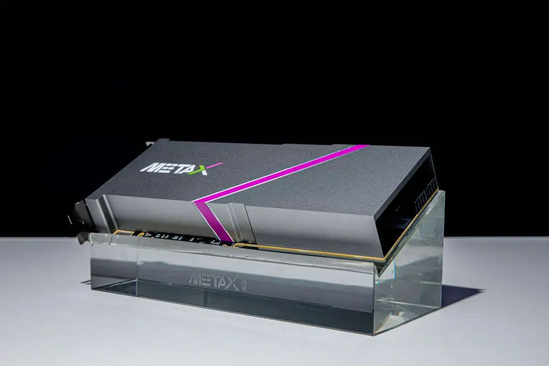 沐曦国产GPU,笔者用的云端服务器没见过真机,因此找了张网图