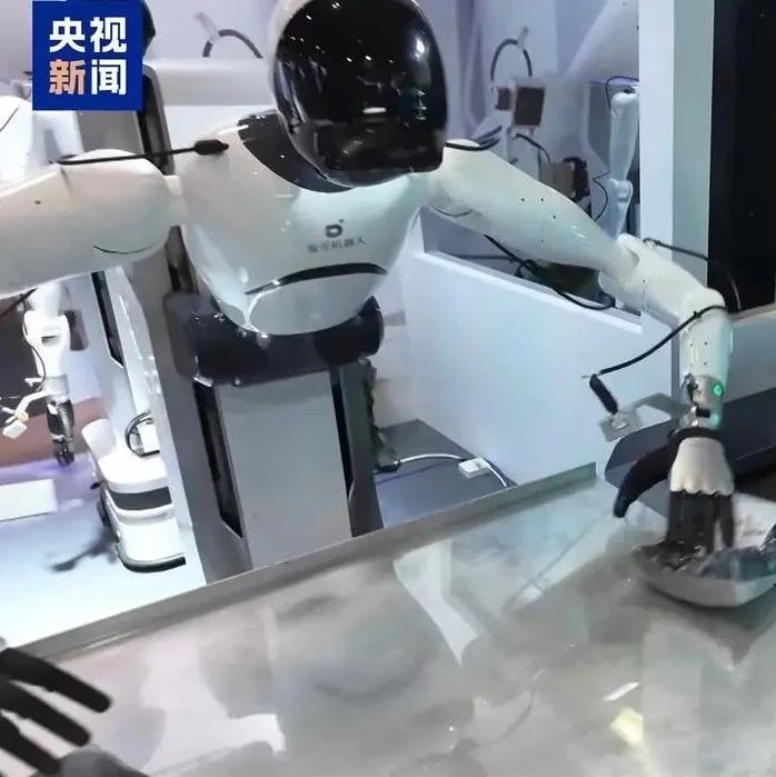 拥抱+递可乐！“具身智能大脑”让机器人更懂生活
