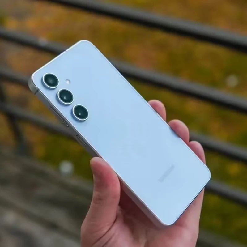 新机：iPhone17Air电池只有2900mAh；荣耀LCD新机曝光；传红米首发天玑8500；真我新机用两亿长焦