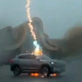 “被雷劈的比亚迪”车主发声：被雷劈是什么感受......