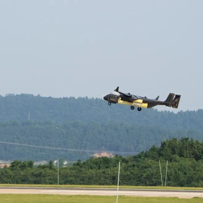 腾盾大型模块化商用无人机首飞圆满成功