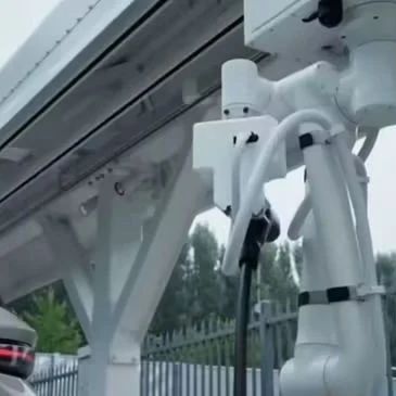 【机器人】理想汽车：超充站5个车位只放4根桩方便停车，还在测试自动充电机器人