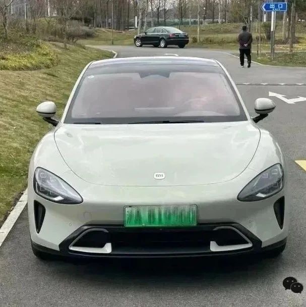 年轻人该买小米su7还是宝马3系呢？两车跑了500公里高速后，车主直言：实测差距太明显，压根不是一个档次！