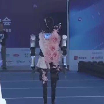 人形机器人“模特队”亮相，科技与中国传统元素结合