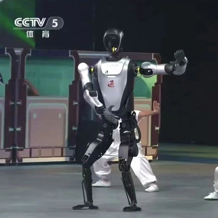 太极演绎+服饰走秀，乐聚夸父亮相2025世界人形机器人运动会
