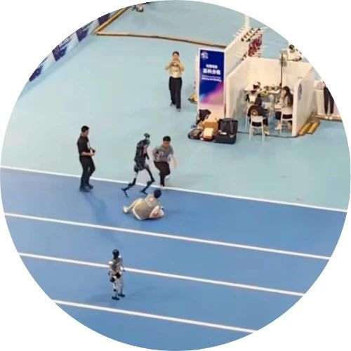 人形机器人运动会，宇树撞翻对手真人操控员！拿下冠军