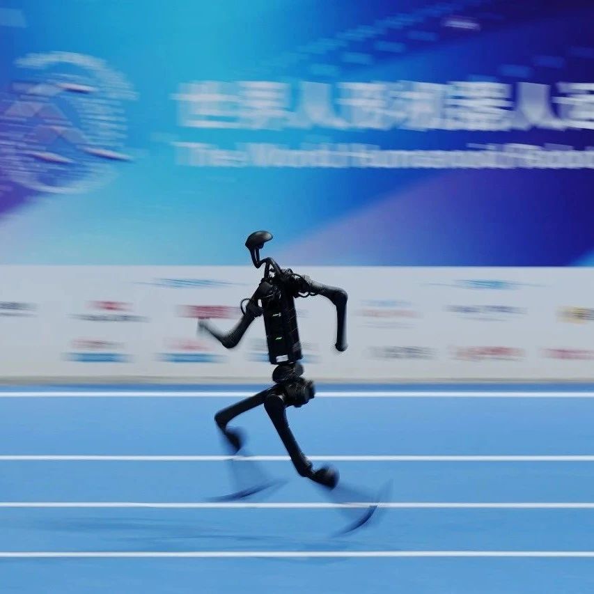 Sam Altman：AI存在泡沫；宇树机器人夺金，王兴兴：用遥控追求极致速度；蔡浩宇AI游戏上架，27.19元 | 极客早知道