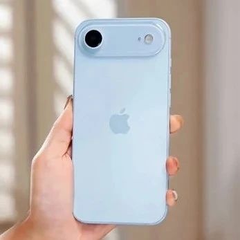 iPhone 17 Air天蓝色机模上手视频出炉：辨识度拉满