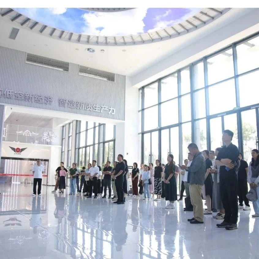第二十届全国技术预见学术研讨会参会人员一行至龙翼航空考察调研