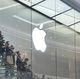 华为高端三折叠手机“硬刚”iPhone 17，哪款产品更值得关注？