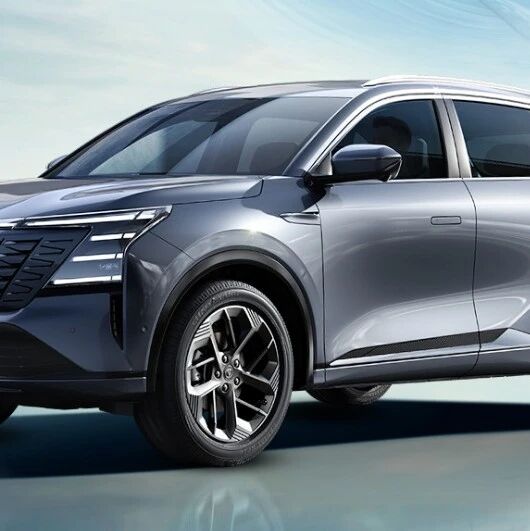 长安SUV：标配爱信8AT，3块大屏，理想L9同款内饰，售价8.99万起