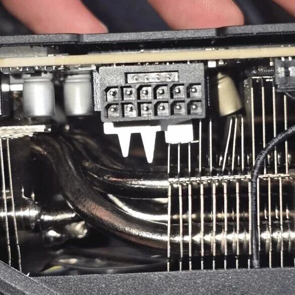 RTX 5090显卡电容爆炸致散热片变形引热议，英伟达称“非我锅”